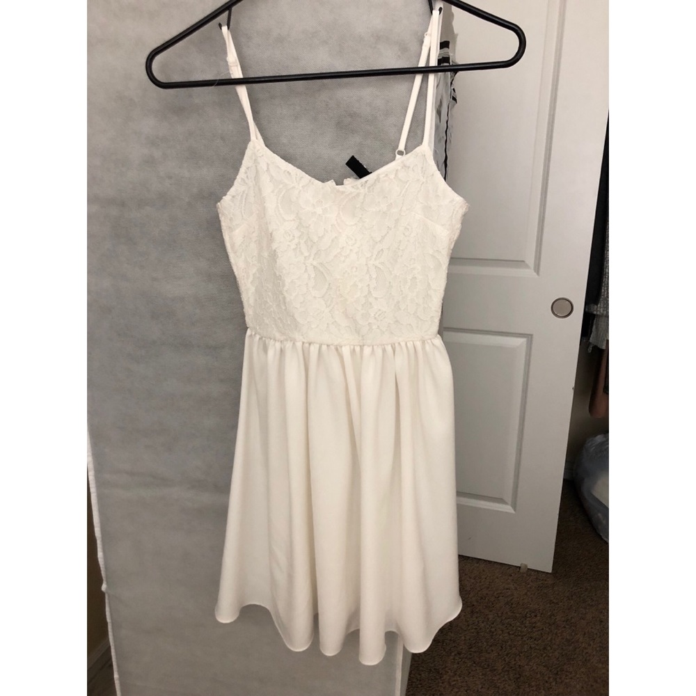 Short white dress. Size 2